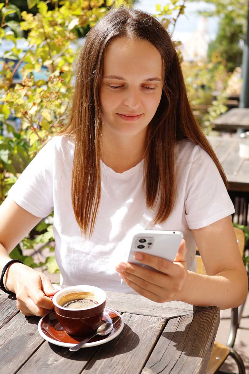 Inklusives Mädchen schaut auf Handy