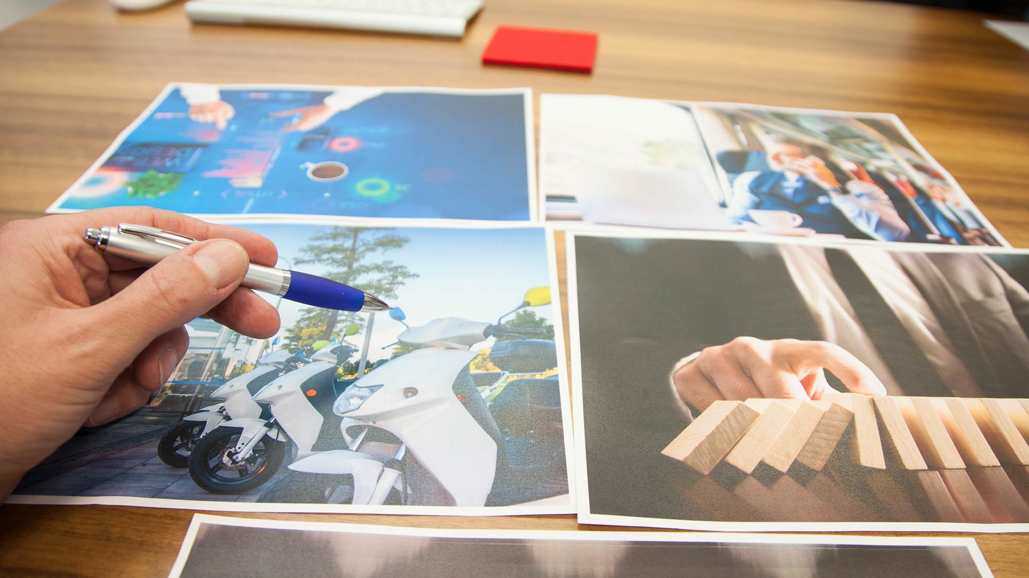 Hand mit Stift über ausgedruckten Entwürfen bei mindmelt in Frankfurt