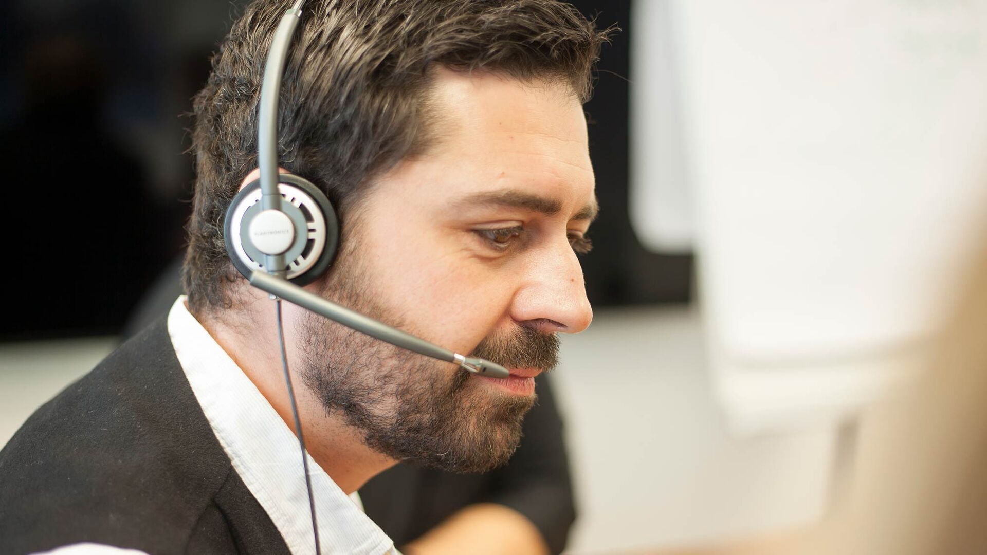 Mitarbeiter von mindmelt im Kundentelefonat mit Headset