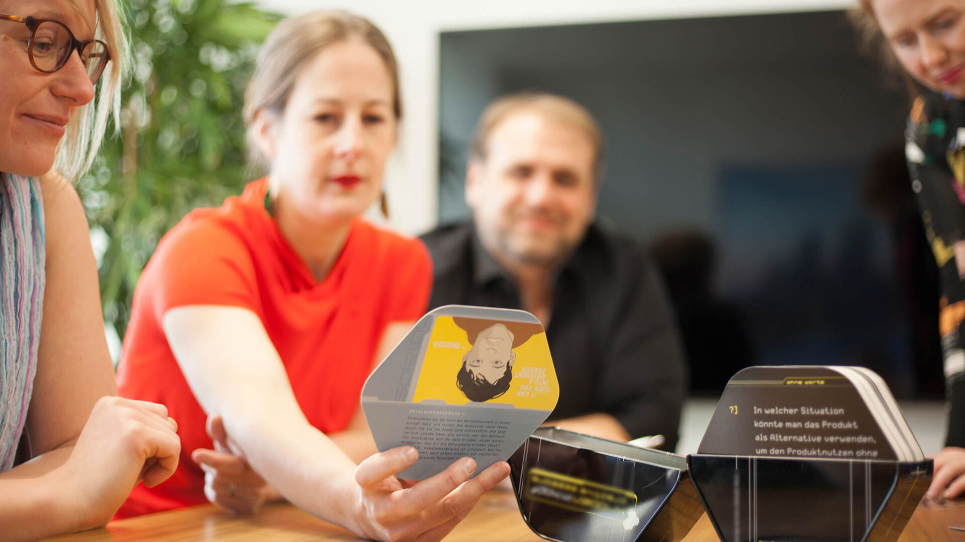 mindmelt-Workshop mit Innovationskarten am Tisch