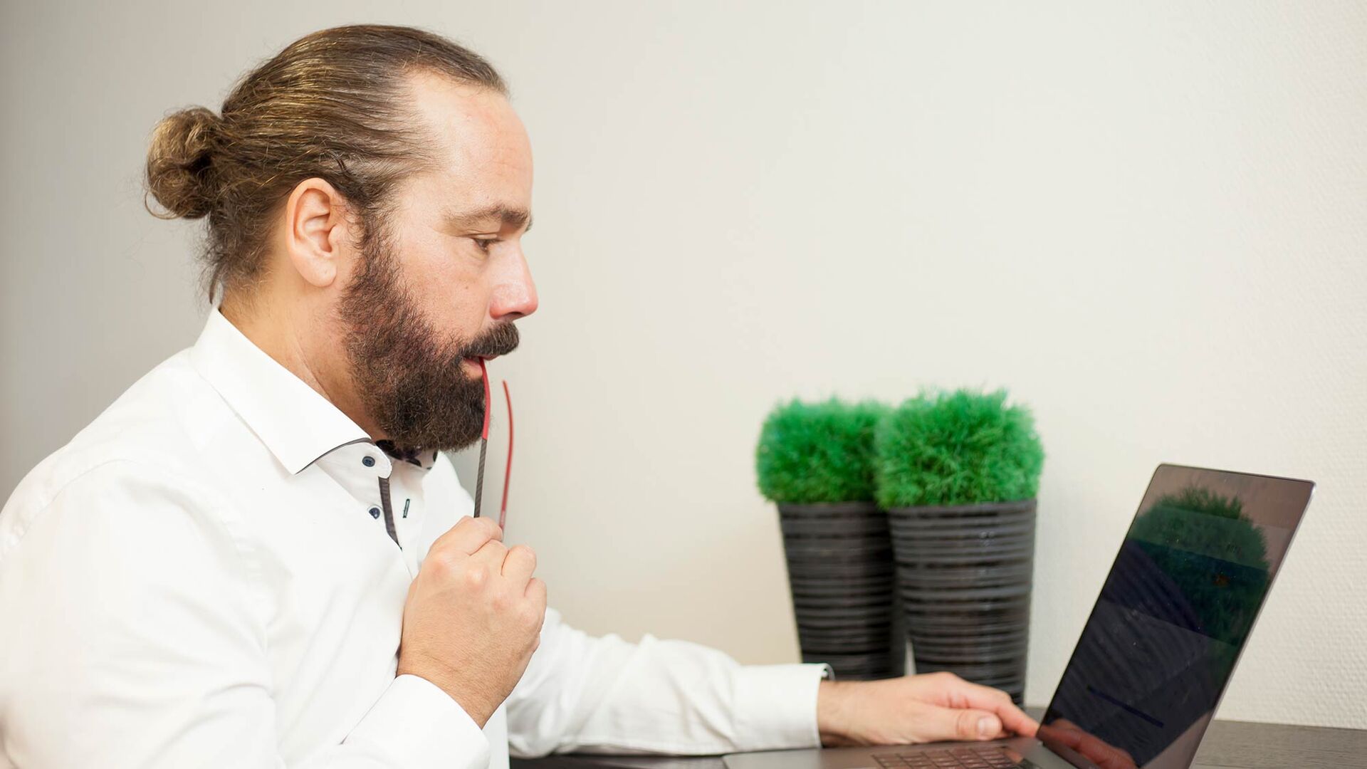 Konzentrierte Konzeptionsarbeit am Laptop bei mindmelt
