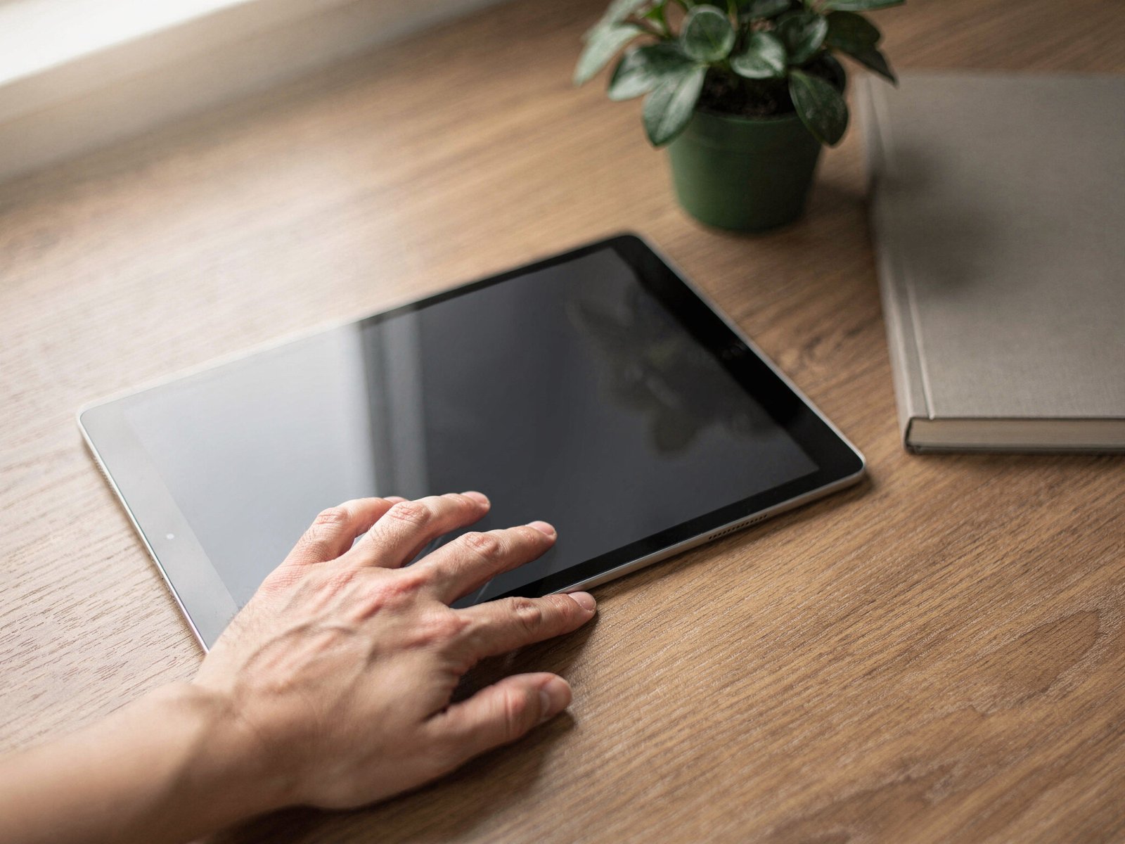 Hand passt Business-Profil auf Tablet an