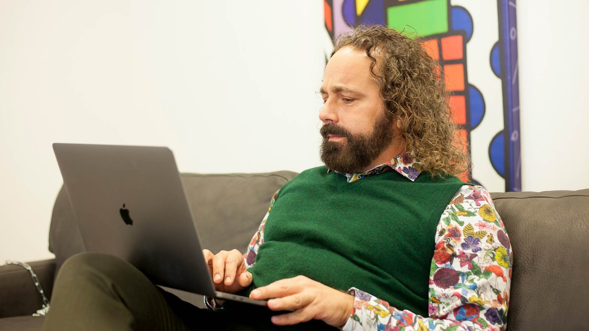 Konzentrierte Einzelarbeit am Laptop bei mindmelt