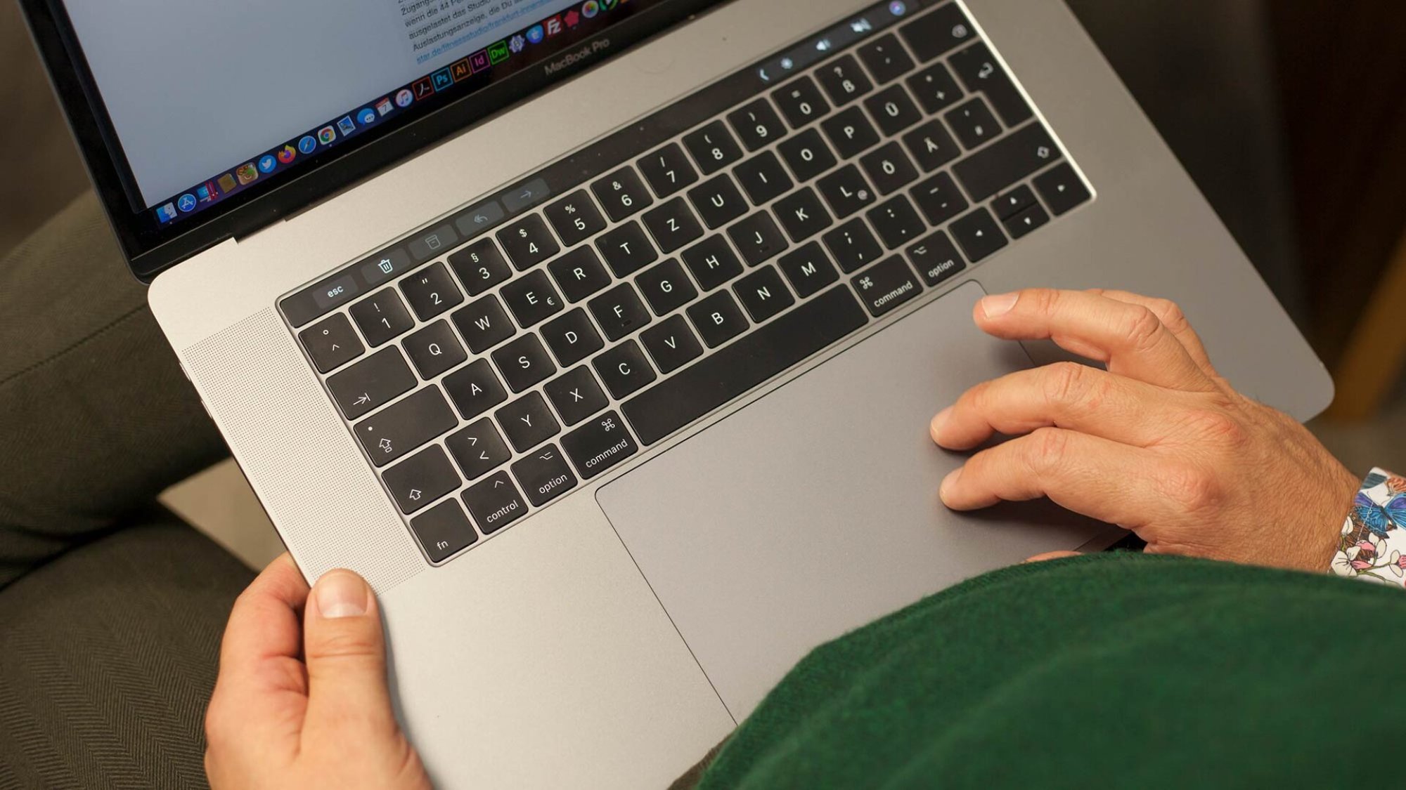 Technische Arbeit am Laptop bei mindmelt