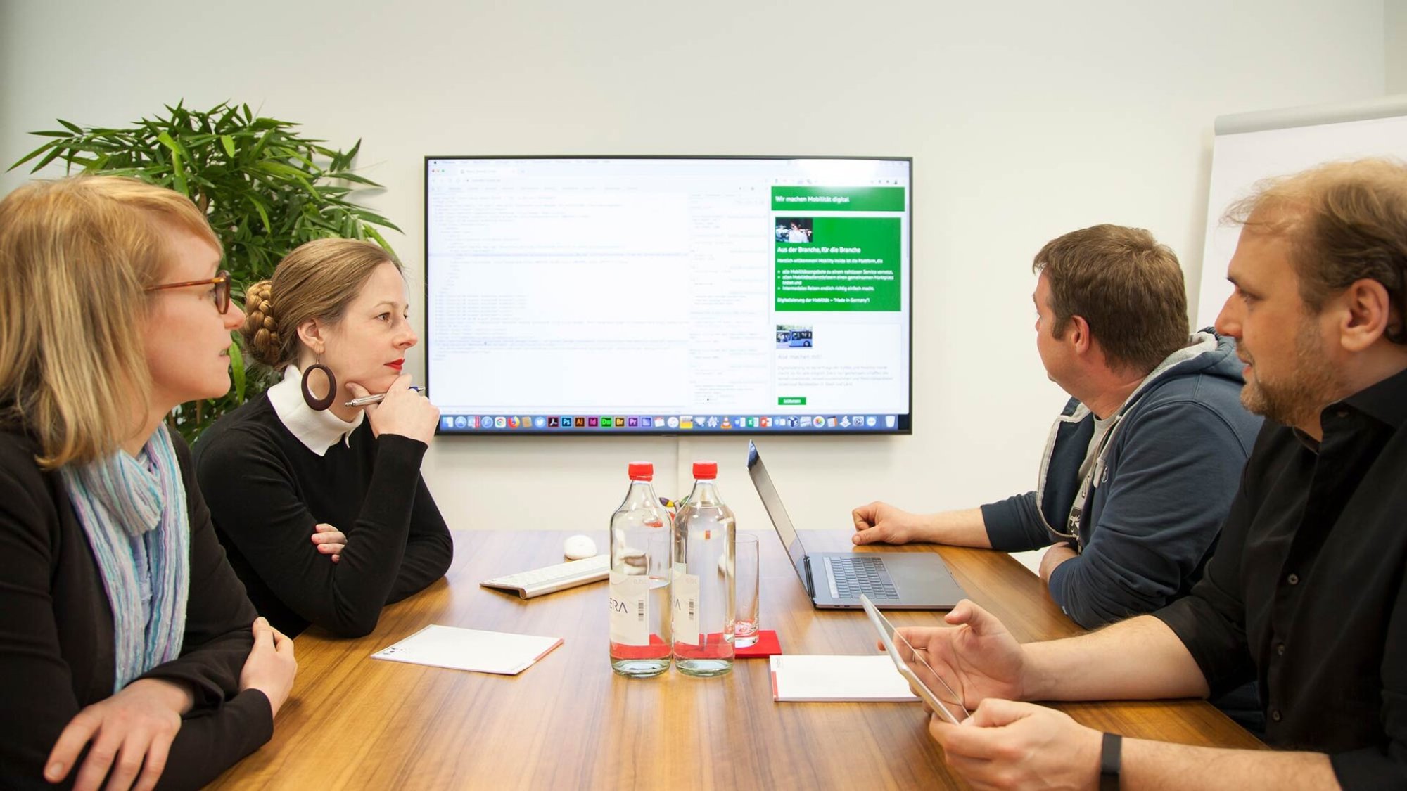 mindmelt Team bespricht einen Report gemeinsam am Bildschirm
