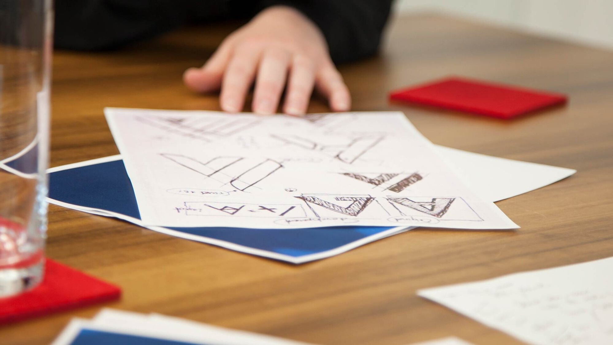 Strukturierte Skizzen und Layouts auf dem Besprechungstisch